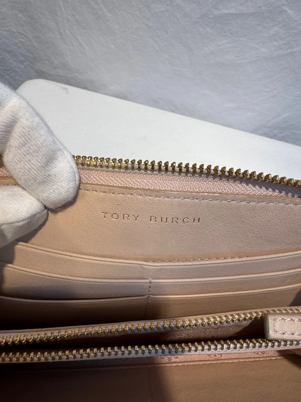 Tory Burch Taupe Pebbled Leather Zip Wallet with Logo - Picture 9 of 12